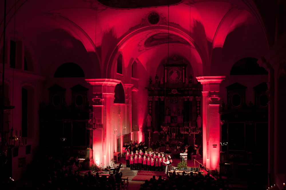Singbuben während Auftritt an Advent in Kerns
